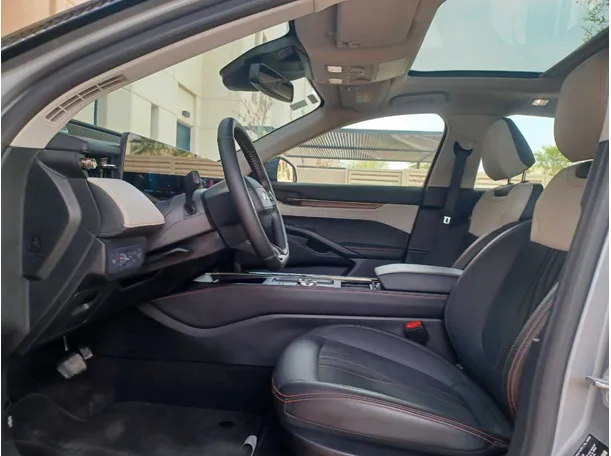 Car image 14