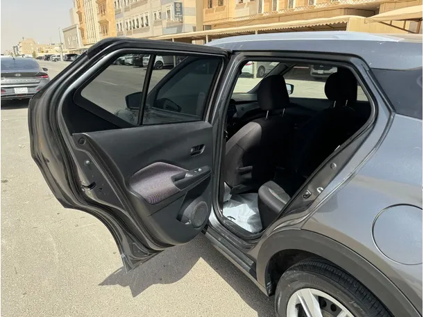 Car image 18