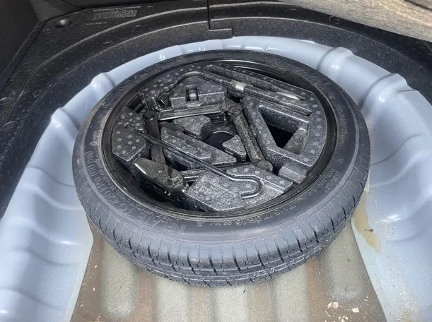 Car image 24