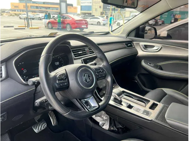 Car image 10