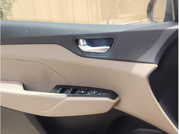Car image 26