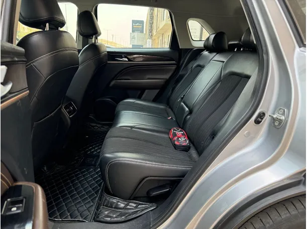 Car image 13
