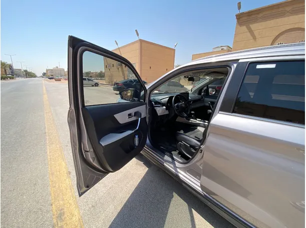 Car image 10