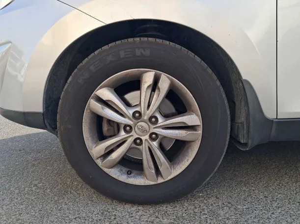 Car image 9