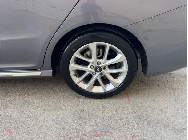 Car image 9