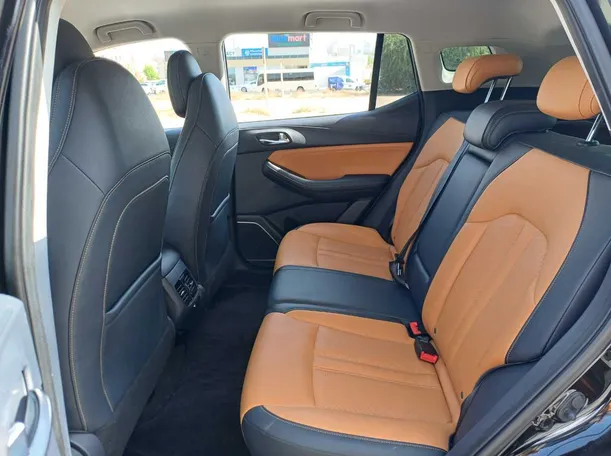 Car image 12