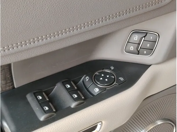 Car image 35