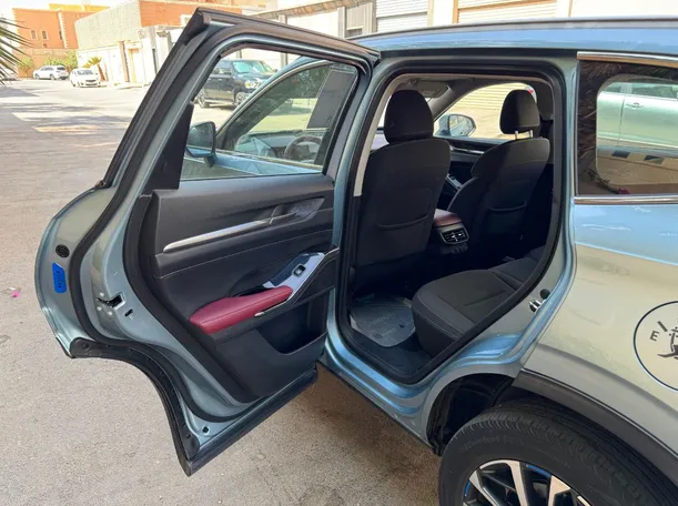 Car image 11