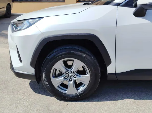 Car image 9