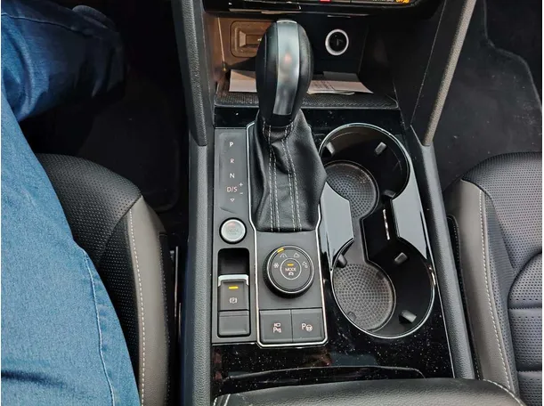Car image 27