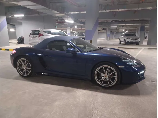Car image 4