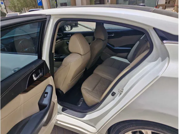 Car image 14