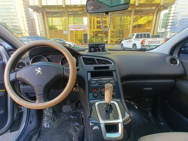 Car image 14