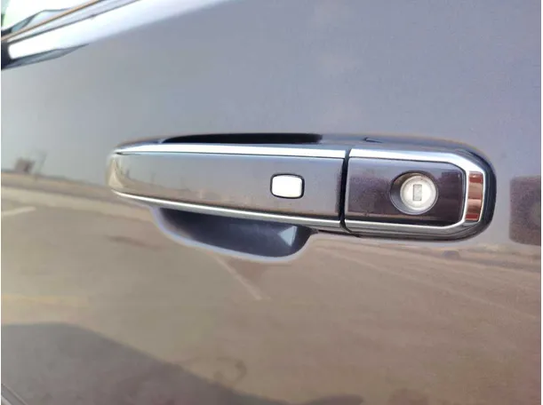 Car image 30
