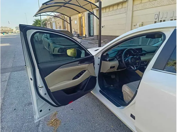 Car image 12