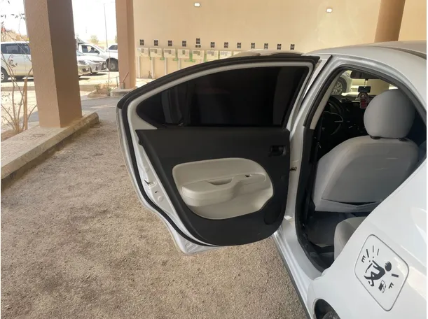 Car image 14