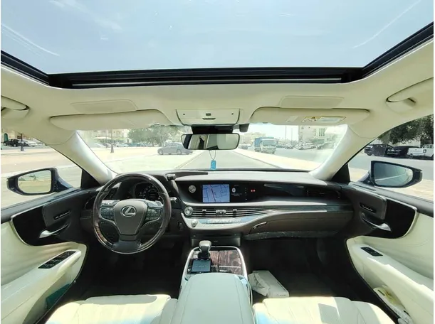 Car image 18