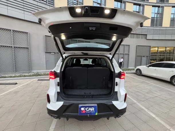 Car image 23