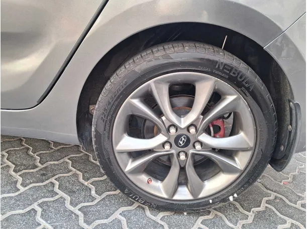 Car image 9