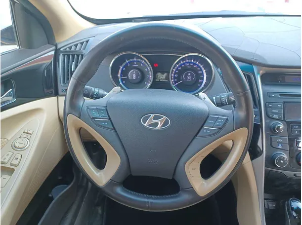 Car image 16