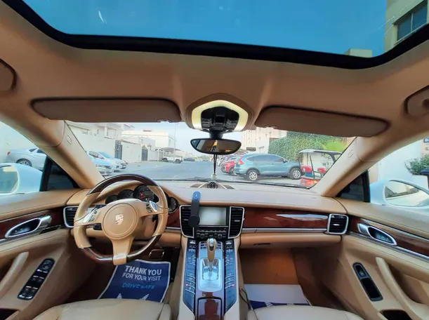 Car image 17