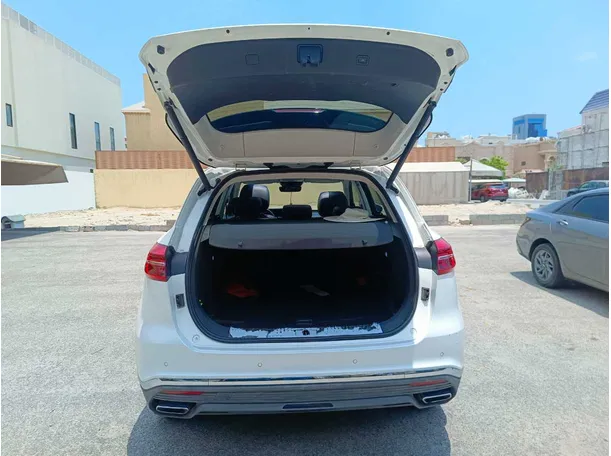 Car image 25
