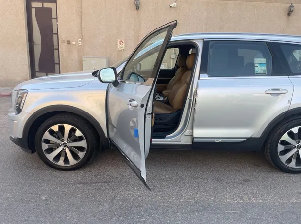 Car image 11