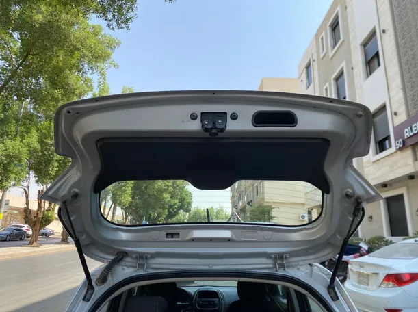 Car image 19