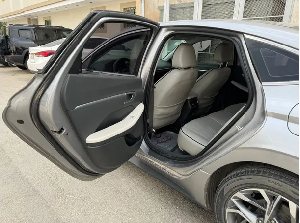 Car image 12