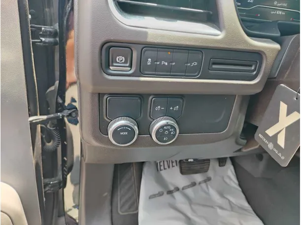 Car image 30