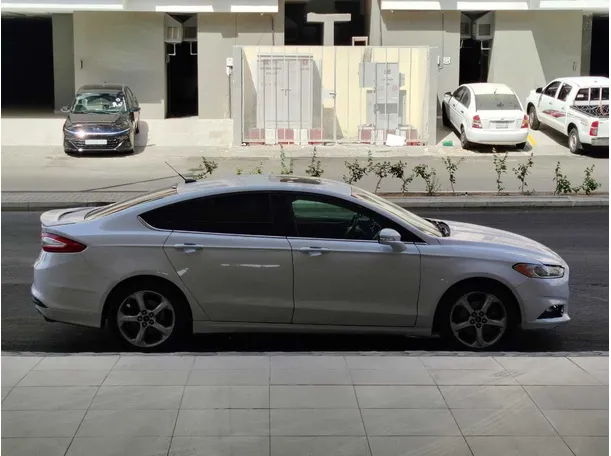 Car image 4