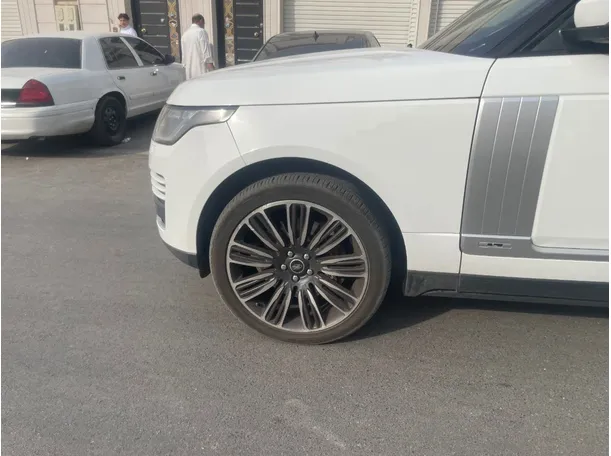 Car image 9