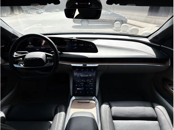 Car image 16
