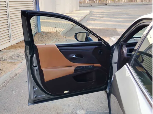 Car image 11