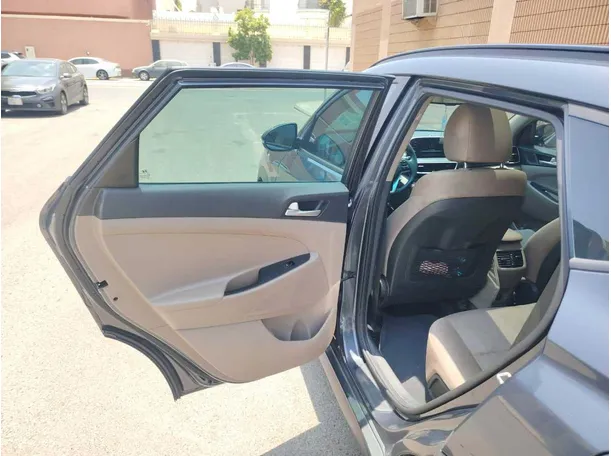 Car image 16