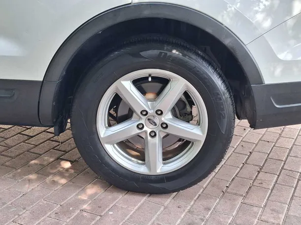 Car image 9