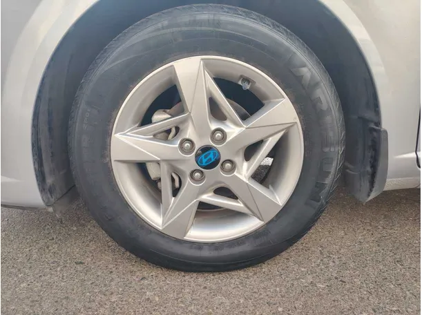 Car image 9