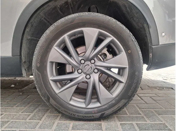 Car image 10