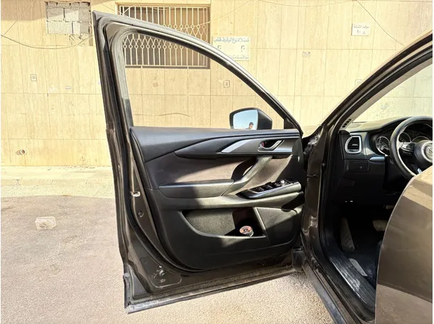 Car image 10