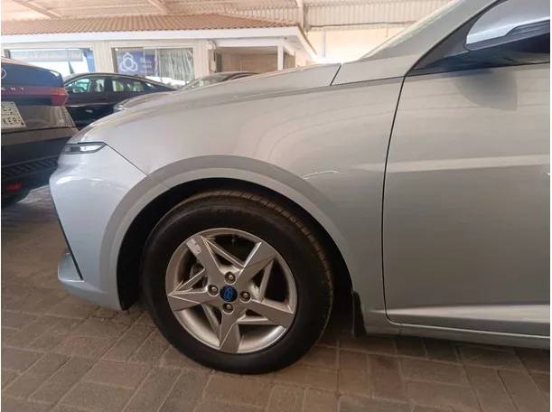 Car image 9