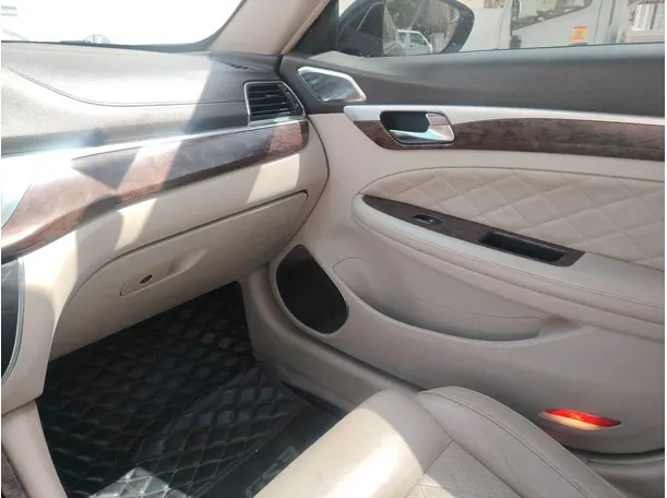 Car image 25