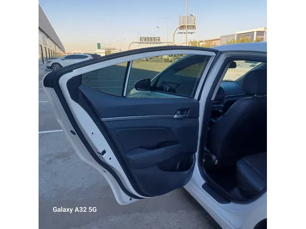 Car image 12