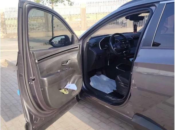 Car image 11