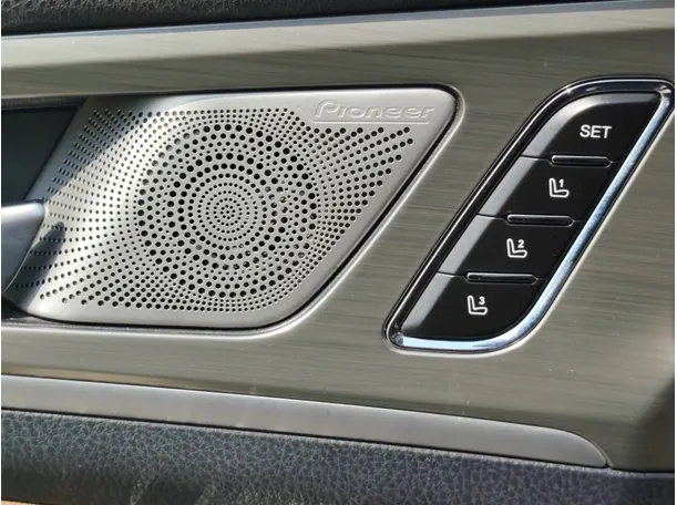 Car image 28