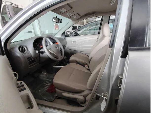 Car image 12
