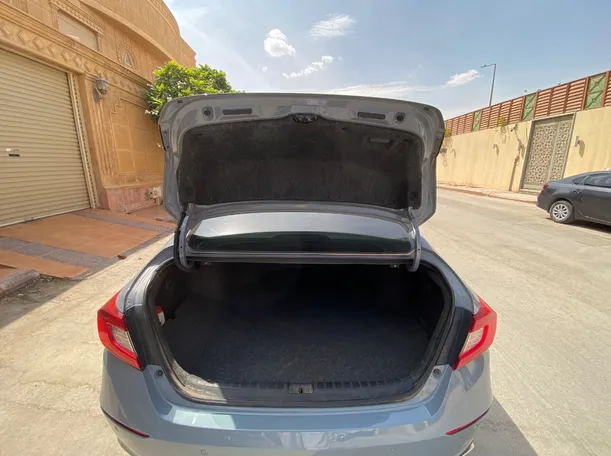 Car image 19