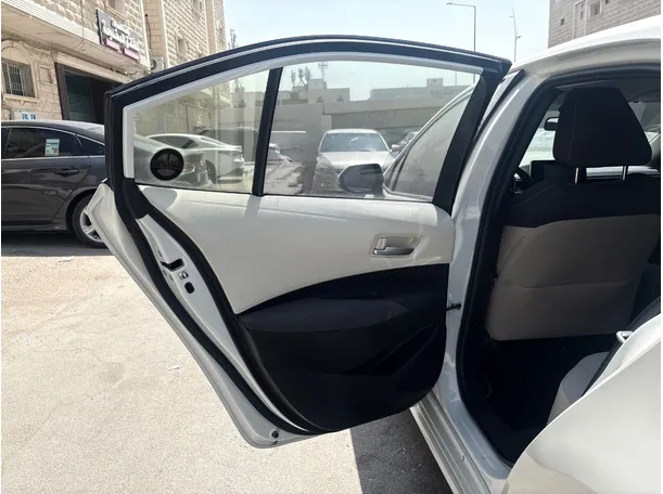 Car image 14
