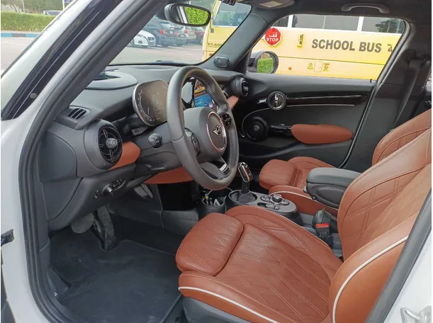 Car image 11