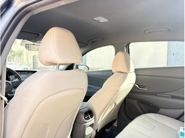 Car image 17