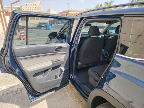Car image 17